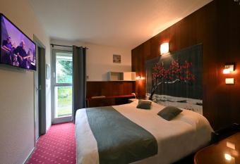 Logis Hotel Horus Restaurant Les Bruyeres allows 18 year olds to book a room