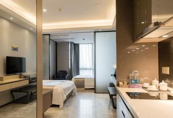 Boman Holiday Apartment Bei Jing lu Jie Deng Du Hui Branch has rooms with a private hot tub