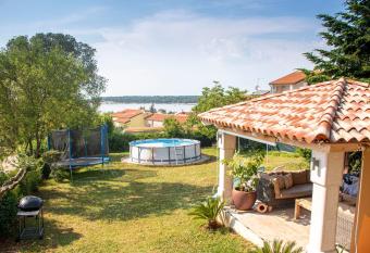 Stone house Chiara Seaview has Smoking/Balcony rooms