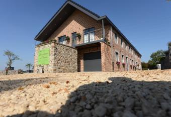 Les Coteaux du Vinave has Balcony rooms
