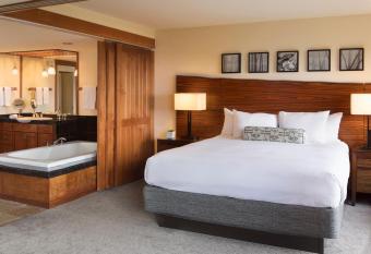 Hyatt Carmel Highlands has rooms with a private hot tub