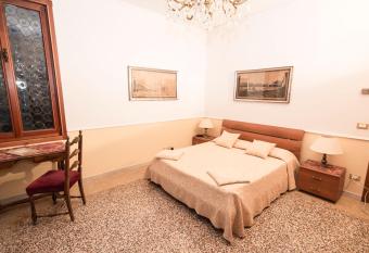 Appartamento Alla Fenice has Balcony rooms