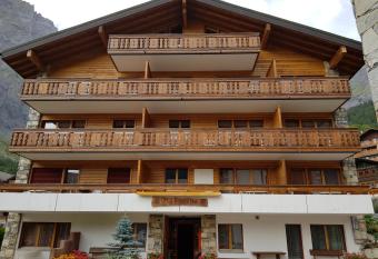 B  rgecho has Balcony rooms