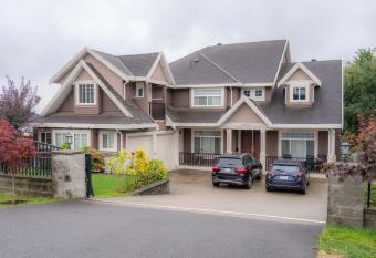 Vancouver Yuelai Guesthouse allows 18 year olds to book a room