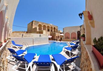 Mikiel u Rosa Holiday Farmhouse with Large Private Pool allows 18 year olds to book a room