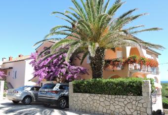 Neda Apartmani has Balcony rooms