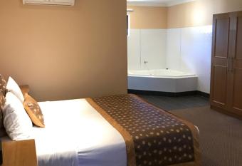 Sunseeker Motor Inn allows 18 year olds to book a room