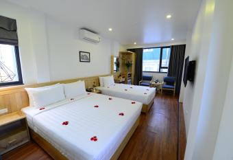 Blue Hanoi Inn Luxury Hotel has rooms with a private hot tub