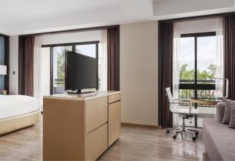 Courtyard by Marriott Siem Reap Resort has rooms with a private hot tub