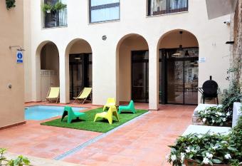 Ten To Go Hostel has Balcony rooms