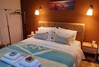 Room near the Airport allows 18 year olds to book a room