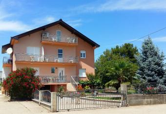 Pansion CASA GAGRO has Balcony rooms