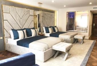 Hotel Zurich Istanbul Old City has rooms with a private hot tub