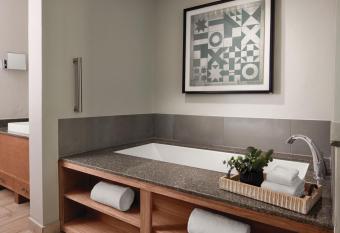 Marriott's Summit Watch, A Marriott Vacation Club Resort has rooms with a private hot tub