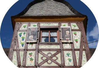 Winzerh  uschen am Brunnen has rooms with a private hot tub