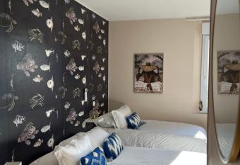 Hotel Princesse D Azur allows 18 year olds to book a room