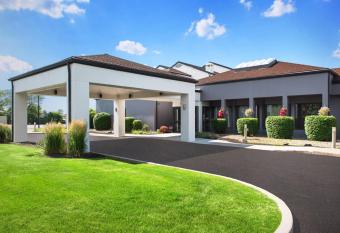 Courtyard Syracuse Carrier Circle has Balcony rooms