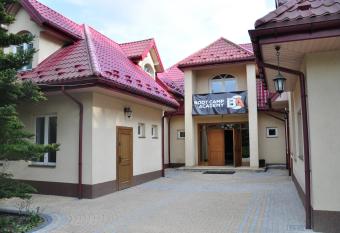 Willa Wi  zowna has rooms with a private hot tub