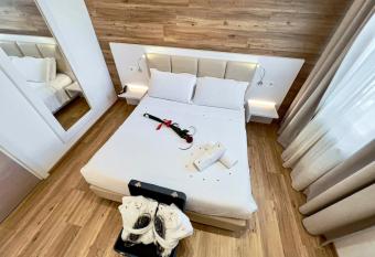 Hotel Gran Sasso & SPA has rooms with a private hot tub