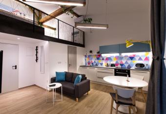 Gami Ex-Factory Lofts has rooms with a private hot tub