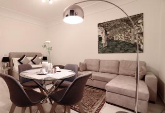 Coladir Guest House has rooms with a private hot tub