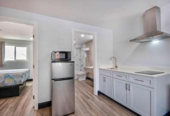 Studio 6 Eureka. Ca Old Town allows 18 year olds to book a room