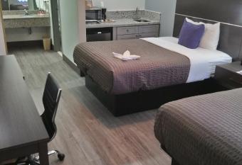 Days Inn and Suites Webster NASA-Clear Lake-Houston has rooms with a private hot tub