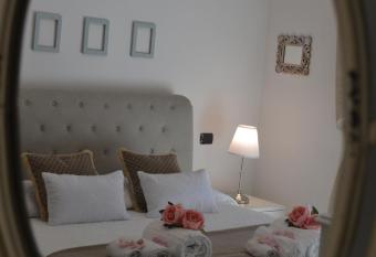 Airport & Fair Suite Apartments allows 18 year olds to book a room