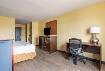 Motel 6 Tulsa, Ok - Airport has rooms with a private hot tub