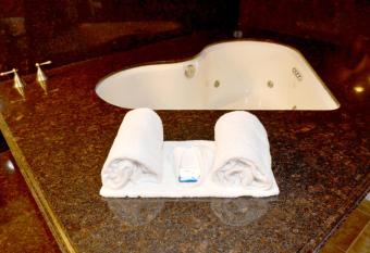 Dynasty Suites Hotel Riverside has rooms with a private hot tub