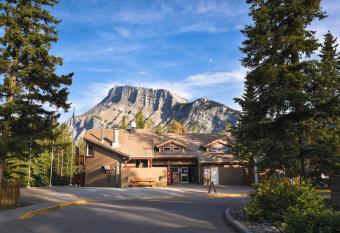 HI Banff Alpine Centre - Hostel allows 18 year olds to book a room