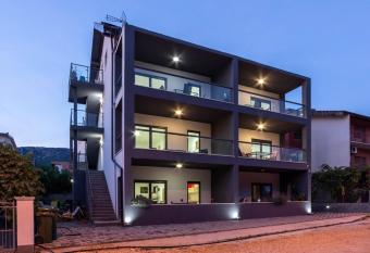 Apartmani u Ka  telima allows 18 year olds to book a room