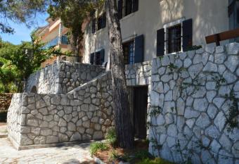 Villa Avelina has Smoking/Balcony rooms