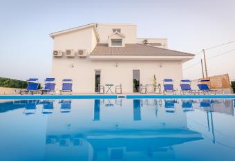 Villa Patrizia Selinunte allows 18 year olds to book a room