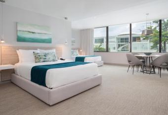 El San Geronimo allows 18 year olds to book a room