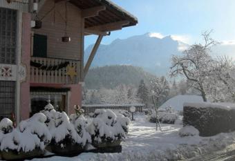 Le Cordonant has Balcony rooms