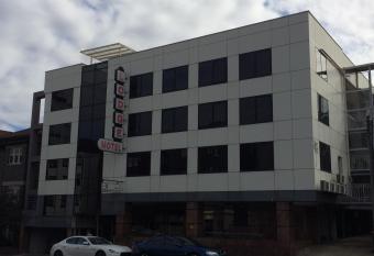 Edgecliff Lodge Motel allows 18 year olds to book a room