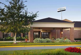 Sonesta Select Milwaukee Brookfield has Balcony rooms