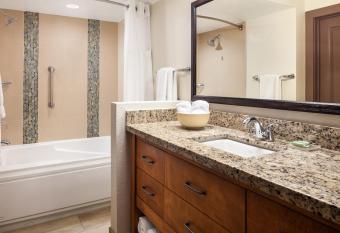 Marriott's Mountain Valley Lodge at Breckenridge has rooms with a private hot tub