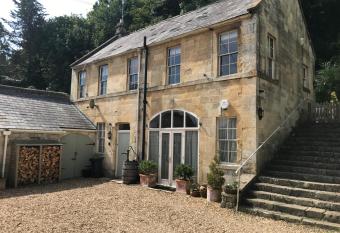 Berkeley Coach House, near Bath has Balcony rooms