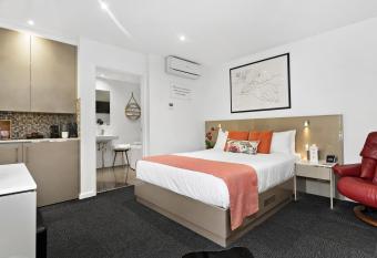 North Adelaide Boutique Stays Accommodation has rooms with a private hot tub