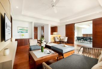 Pullman Danang Beach Resort has rooms with a private hot tub