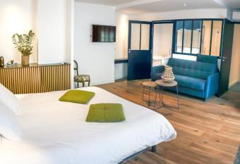 H  tel Le Vieux Gr  ement has Balcony rooms