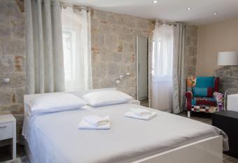 Elegant Residence Rooms & Apartments allows 18 year olds to book a room