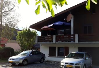 Haus Nussbaumweg 6 has Balcony rooms