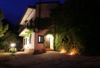 L angolo Nascosto allows 18 year olds to book a room