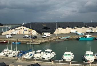 L estacade allows 18 year olds to book a room