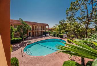 Super 8 El Paso Airport has Smoking rooms