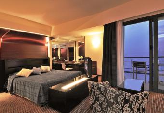 Club Hotel Casino Loutraki has rooms with a private hot tub
