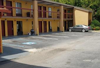 Quality Inn has Smoking rooms